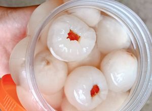 Hình của món Vải ngâm đường phèn.