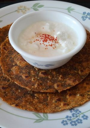 कसूरी मेथीचे थेपले आणि दही (Kasuri Methiche Thepla Recipe In Marathi) रेसिपी चे मुख्य फोटो 