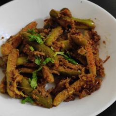 A picture of Kundru peanut masala with roti (dinner sabji).