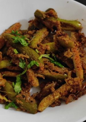 A picture of Kundru peanut masala with roti (dinner sabji).
