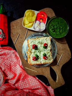 કાચી સેન્ડવિચ (Kachi Sandwich Recipe In Gujarati) રેસીપી મુખ્ય ફોટો