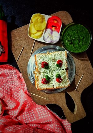 કાચી સેન્ડવિચ (Kachi Sandwich Recipe In Gujarati) રેસીપી મુખ્ય ફોટો