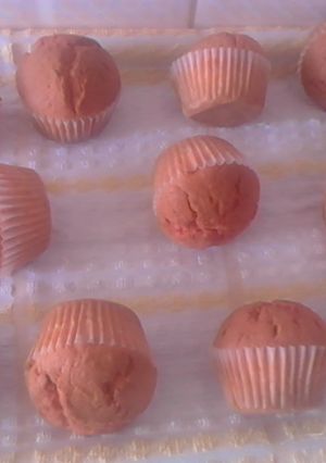 A picture of Strawberry sponge cupcakes.