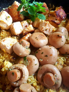 Una foto de Arroz "Super" vegetariano, con tofu, quinoa, mijo y hongo...😉🍽
