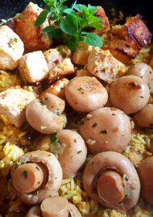Una foto de Arroz "Super" vegetariano, con tofu, quinoa, mijo y hongo...😉🍽
