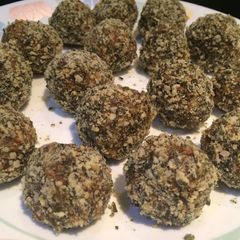 A picture of Almonds and dates energy balls.