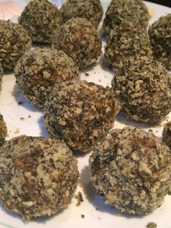 A picture of Almonds and dates energy balls.