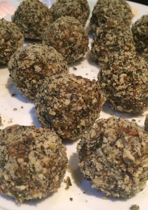 A picture of Almonds and dates energy balls.