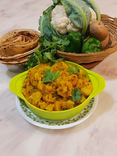 ફુલાવર બટાકા નું શાક (Cauliflower Bataka Shak Recipe In Gujarati) રેસીપી મુખ્ય ફોટો