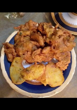 A picture of Aloo kay pakoray.
