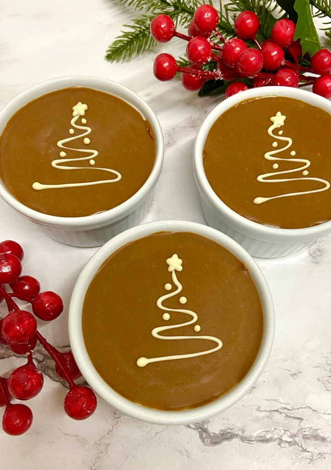 Una foto de Vasitos de queso con chocolate blanco y crocante de lotus