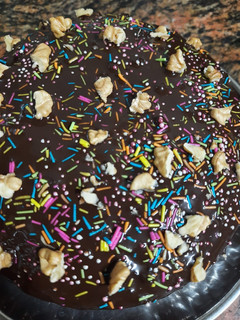 चॉकलेट ब्राऊनी केक इन कुकर (chocolate brownie cake in cooker recipe in marathi) रेसिपी चे मुख्य फोटो