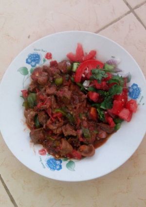 A picture of Stewed liver and kachumbari.