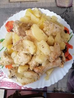 Фото Картопля запечена з курячим м’ясом.