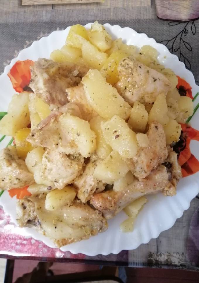 Картопля запечена з курячим м’ясом