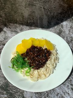Hình của món Mỳ tương đen jjajangmyeon.