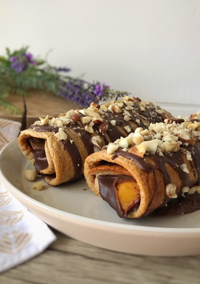 Una foto de Enrollado de Nutella casera🍫y melocotón🍑