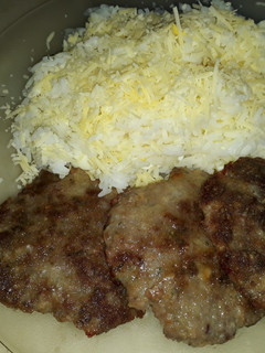 Una foto de Hamburguesas caseritas😋 con arroz y huevos duros