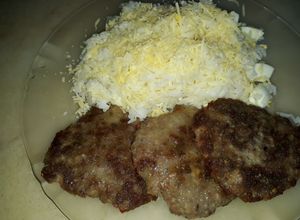 Una foto de Hamburguesas caseritas😋 con arroz y huevos duros