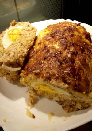 Фото Мясной рулет с капустой и вареным яйцом в духовке.