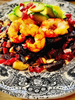 Una foto de Arroz venere con langostinos, shiitake y jamón ibérico