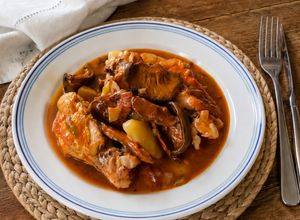 Una foto de Pollo Guisado con Salsa de Níscalos