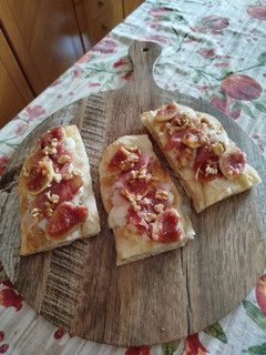 Foto di Pinsa con crudo, fichi, zola, noci e miele