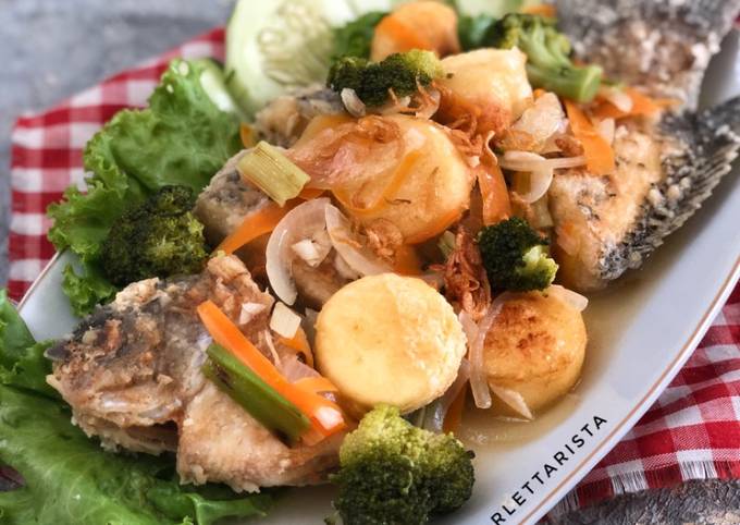 Resep: Ikan gurame goreng tepung siram tofu Yang Enak