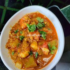 A picture of Lau Chingri Curry/Bottlegourd and Prawn curry.