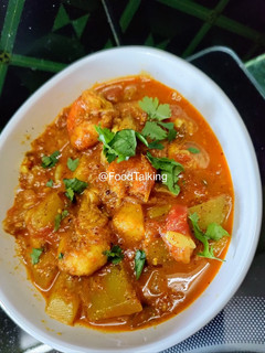 A picture of Lau Chingri Curry/Bottlegourd and Prawn curry.