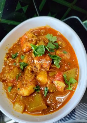 A picture of Lau Chingri Curry/Bottlegourd and Prawn curry.