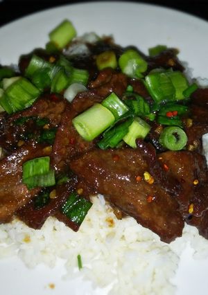 A picture of Mongolian beef.