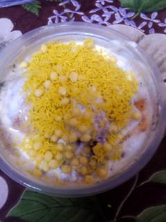 दही भल्ला पापड़ी चाट(dahi bhalla papadi chaat recipe in hindi) रेसिपी मुख्य फोटो