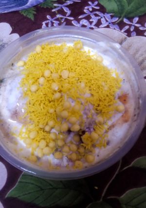 दही भल्ला पापड़ी चाट(dahi bhalla papadi chaat recipe in hindi) रेसिपी मुख्य फोटो