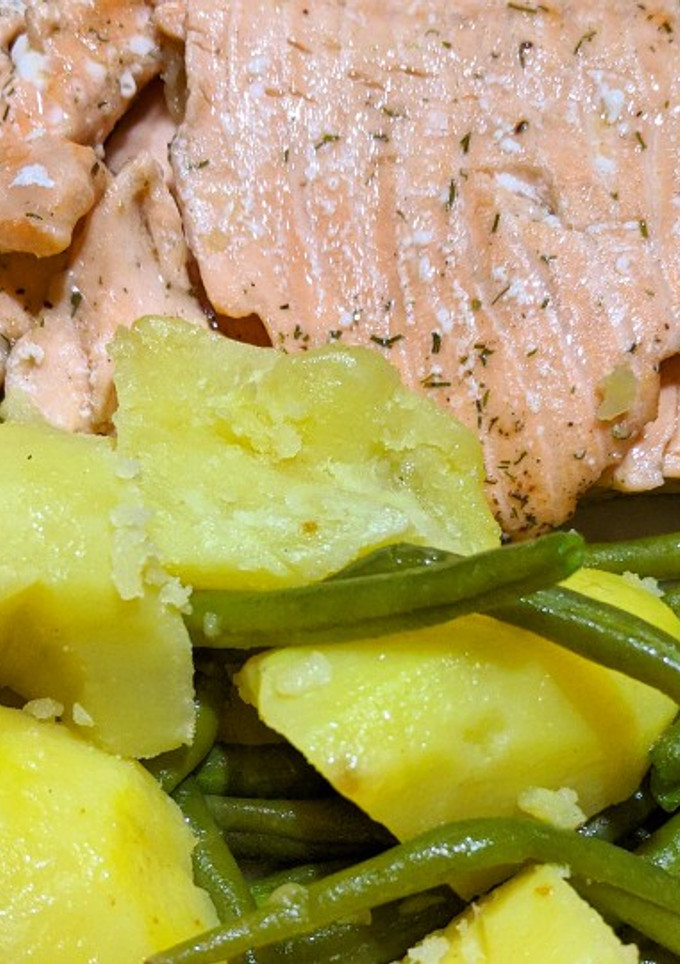 Una foto de Salmón al eneldo, mostaza y miel