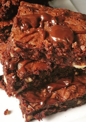 Une photo de Brownie au chocolat, noix de pécan et noisettes