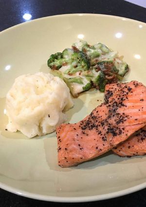 Foto resep Grilled Salmon with Cheese Brocolli and Mashed potato
