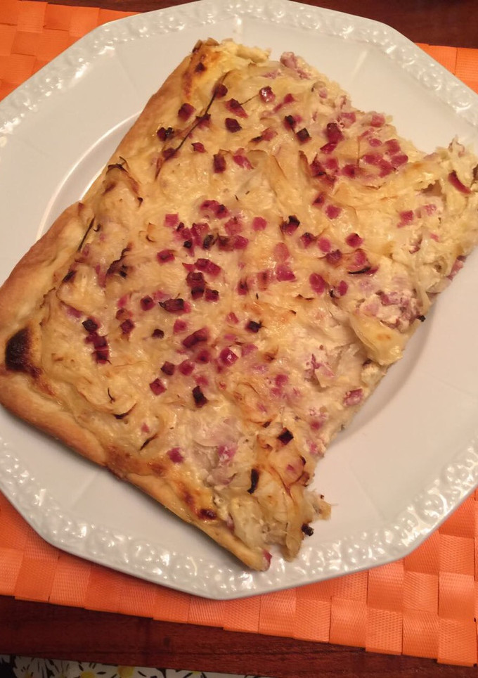 Una foto de Pastel de cebolla 😋😻🍰🌰🥓
