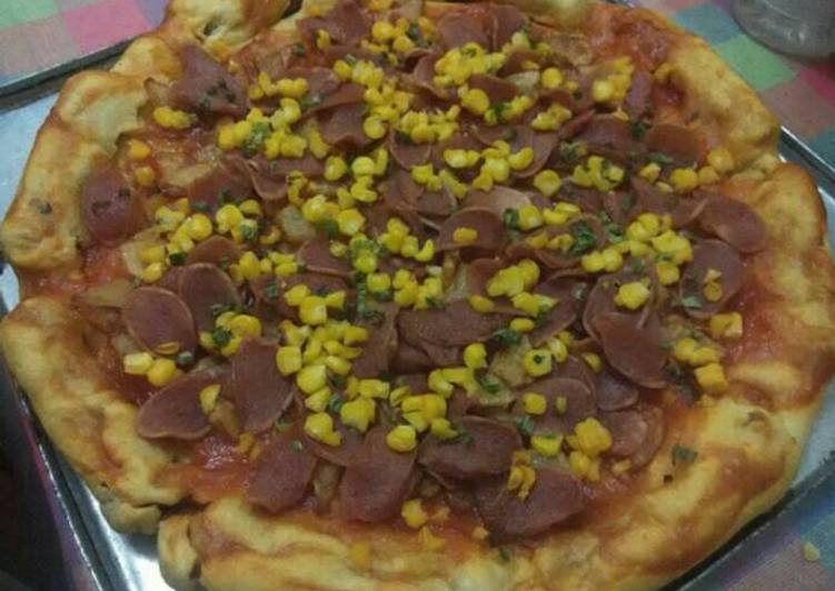 Pizza Sederhana dengan Toping Sosis, Kentang dan Jagung Manis