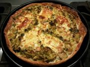 Una foto de tarta de hongos y pollo