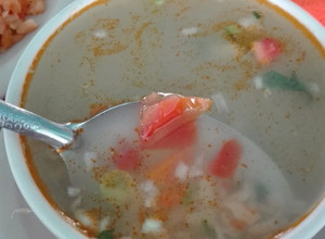 Una foto de Caldo de pollo con arroz del día anterior