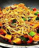 Tallarines de arroz (noodles) con verduras al wok y sésamo