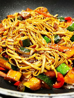 Una foto de Tallarines de arroz (noodles) con verduras al wok y sésamo