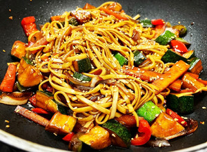 Foto principal de Tallarines de arroz (noodles) con verduras al wok y sésamo