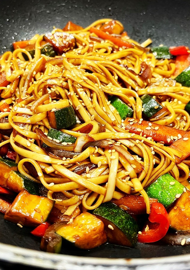 Una foto de Tallarines de arroz (noodles) con verduras al wok y sésamo