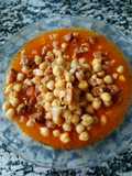 Garbanzos con chorizo y torreznos