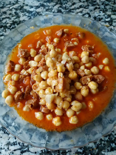 Una foto de Garbanzos con chorizo y torreznos