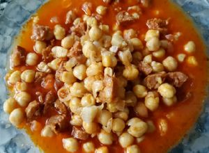 Foto principal de Garbanzos con chorizo y torreznos