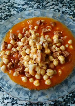 Foto principal de Garbanzos con chorizo y torreznos