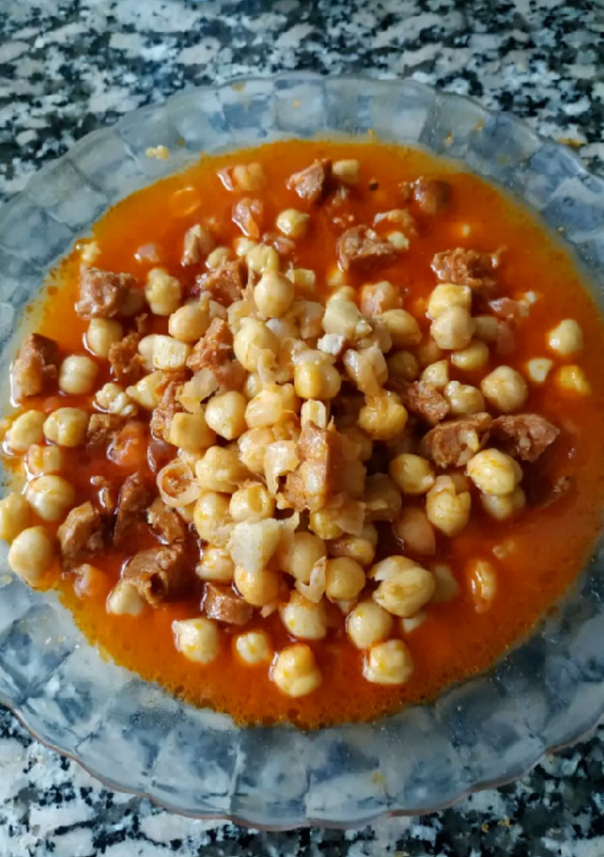 Una foto de Garbanzos con chorizo y torreznos